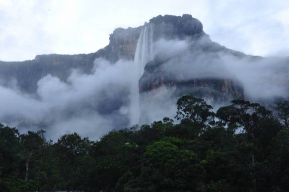 Nuvens cercam o Salto Angel, criando uma paisagem ainda mais mágica no Parque Nacional Canaima, no sul da Venezuela